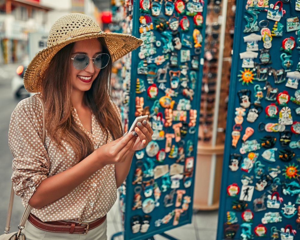Una turista comprando un recuerdo de su viaje.